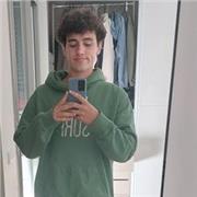 Profesor de tenis que imparte clases a gente de todas las edades. La primera clase serían y las siguientes ors. Para una mejor disponibilidad consultar por mensaje